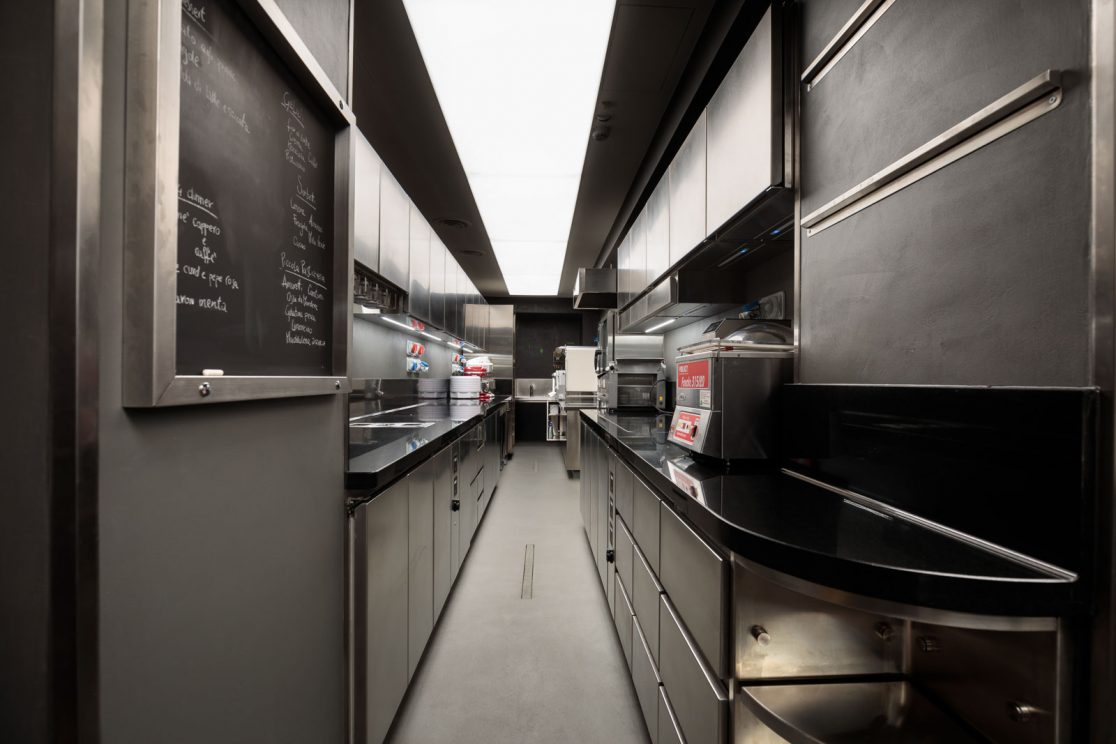 Cucina con resina a pavimento e pareti