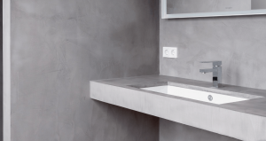 Bagno con parte in cemento
